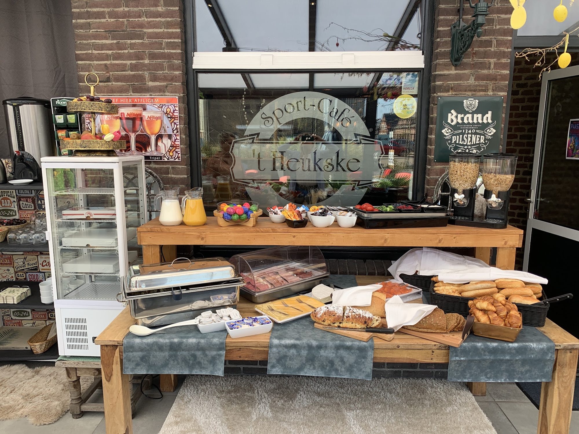 Een ontbijtbuffet in ’t Heukske met broodjes, beleg, sap en paasversiering
